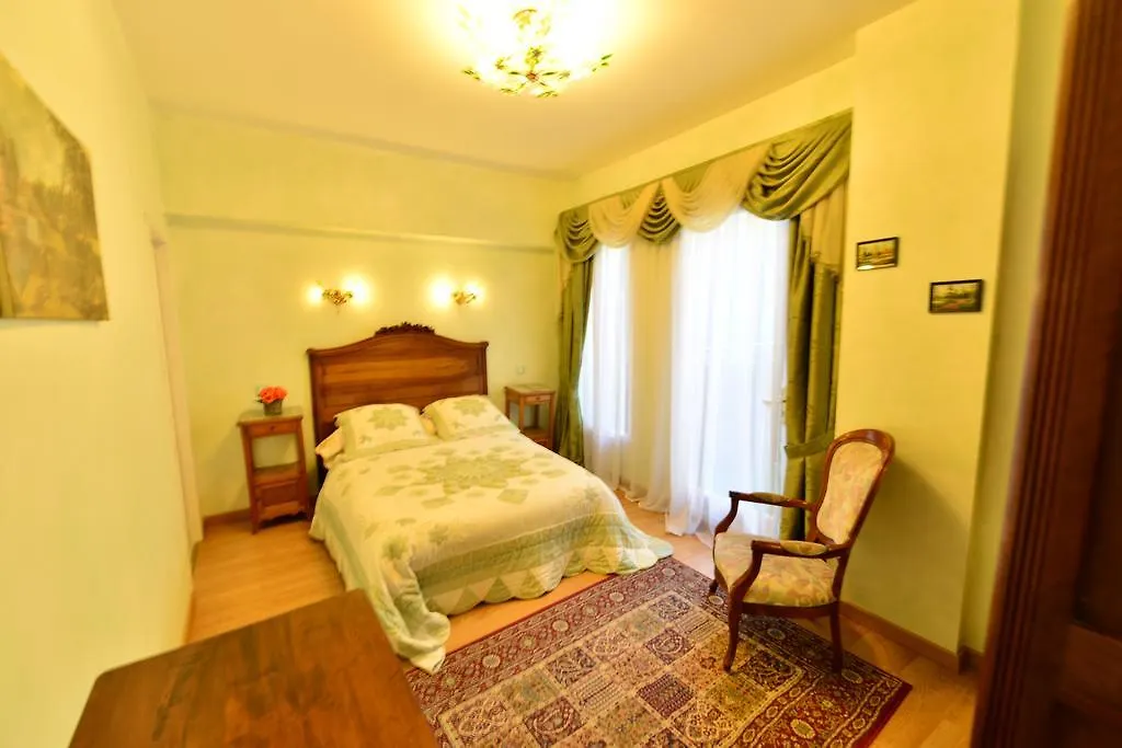 Au Pied Du Chateau Lourdes