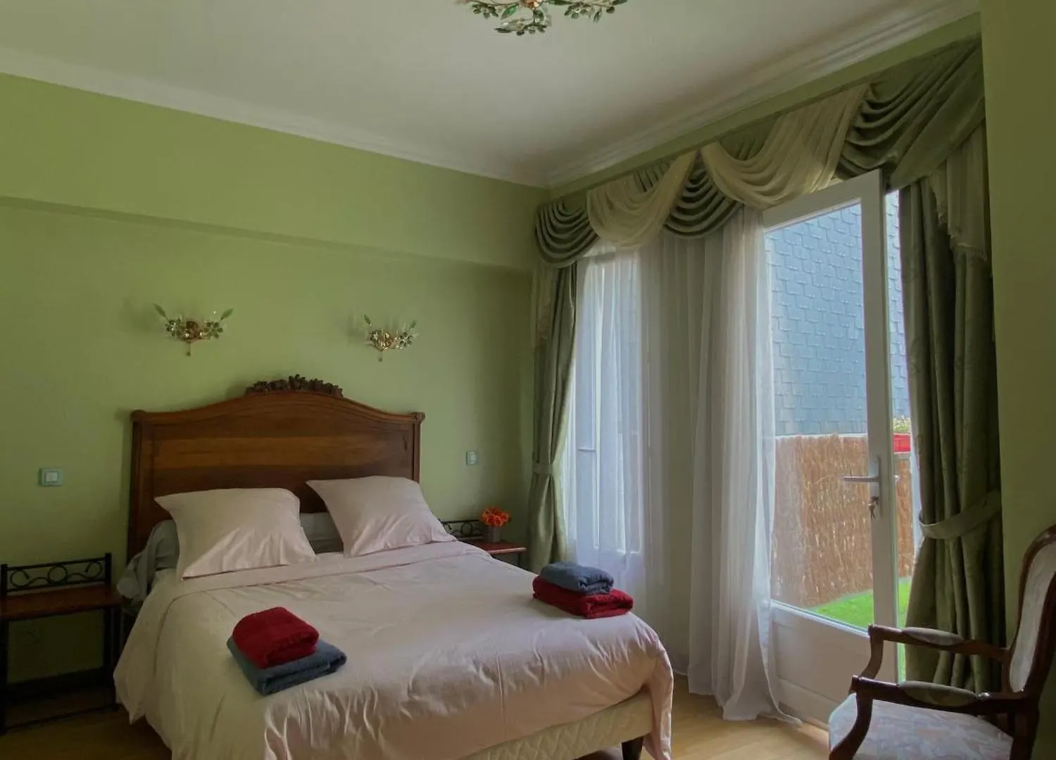 ** לינה וארוחת בוקר לורדה Au Pied Du Chateau צרפת